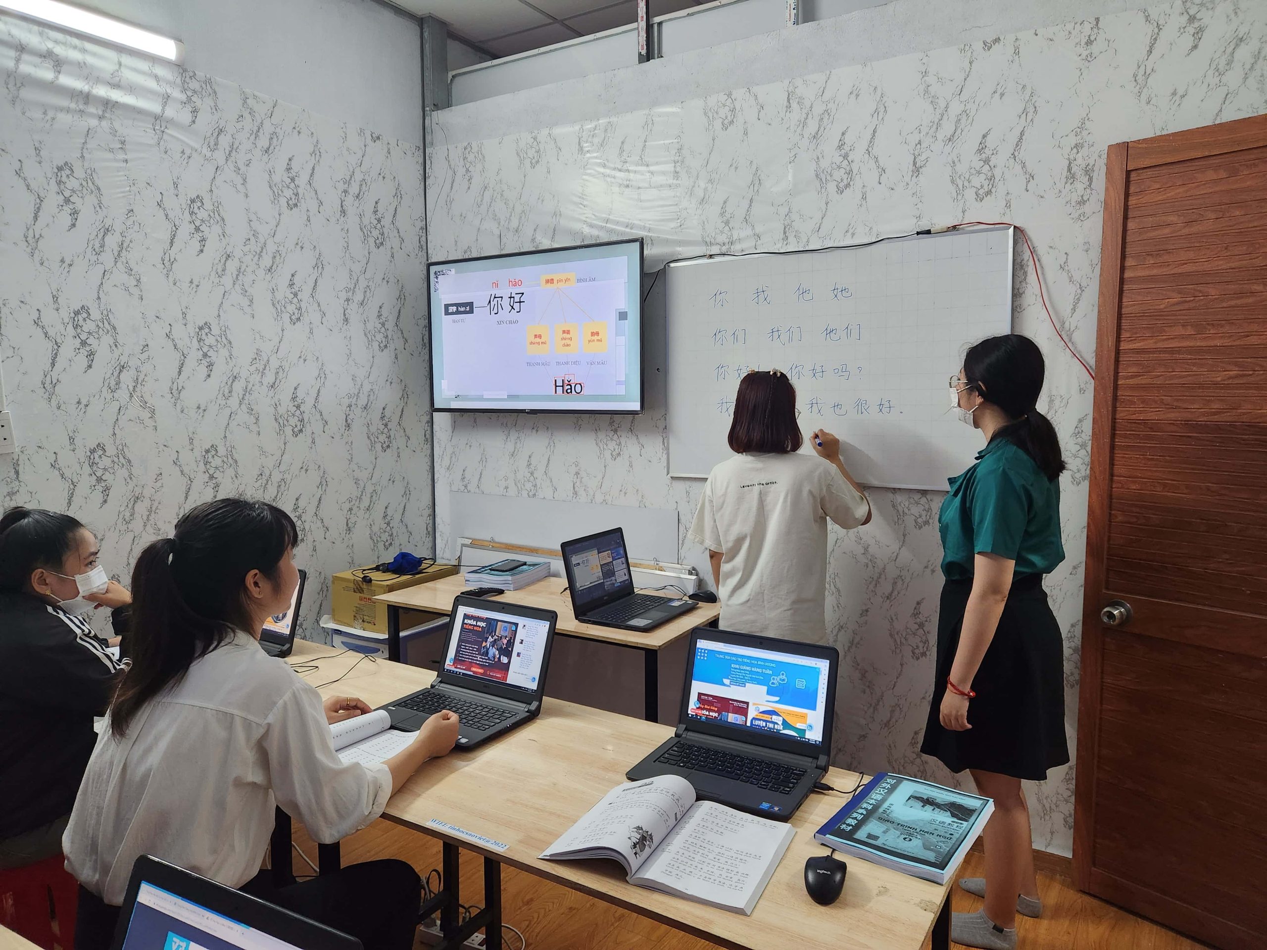 Tiếng Hoa Đàm Thoại Trung Cấp Qua Các Chủ Đề Giao Tiếp Thực Tế